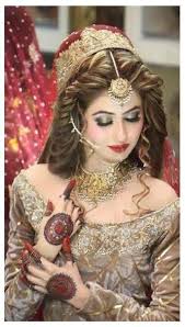 MAKE-UP ARTIST 